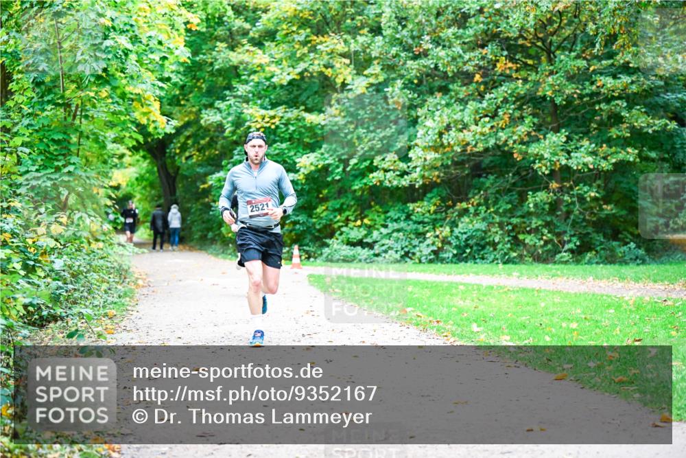 12.10.2025 - Bramfelder Halbmarathon 2025 Dr. Thomas Lammeyer http://msf.ph/oto/9352167 12.10.2025 10:42:29 Laufen 2521 meine-sportfotos.de
