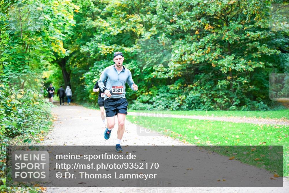 12.10.2025 - Bramfelder Halbmarathon 2025 Dr. Thomas Lammeyer http://msf.ph/oto/9352170 12.10.2025 10:42:29 Laufen 21, 2521 meine-sportfotos.de