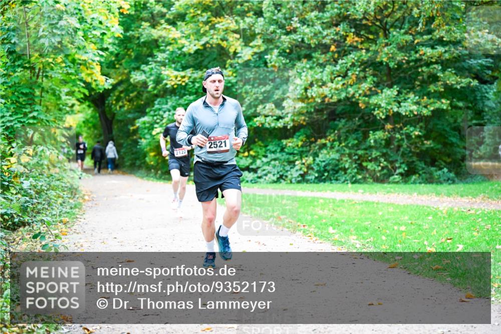 12.10.2025 - Bramfelder Halbmarathon 2025 Dr. Thomas Lammeyer http://msf.ph/oto/9352173 12.10.2025 10:42:29 Laufen 2521, 2122 meine-sportfotos.de