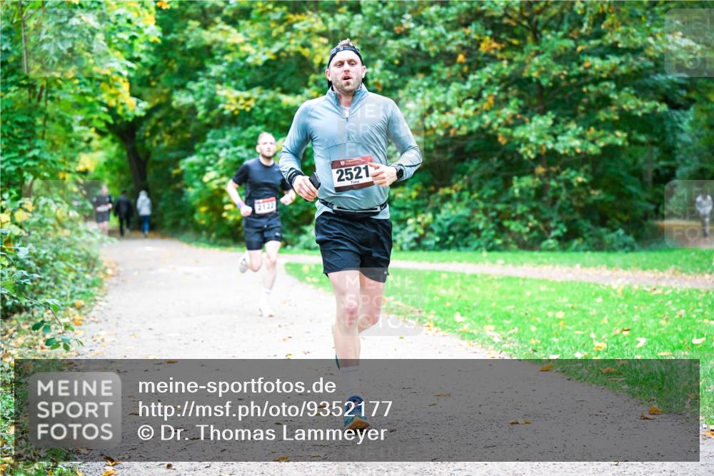 12.10.2025 - Bramfelder Halbmarathon 2025 Dr. Thomas Lammeyer http://msf.ph/oto/9352177 12.10.2025 10:42:30 Laufen 2122, 2521 meine-sportfotos.de