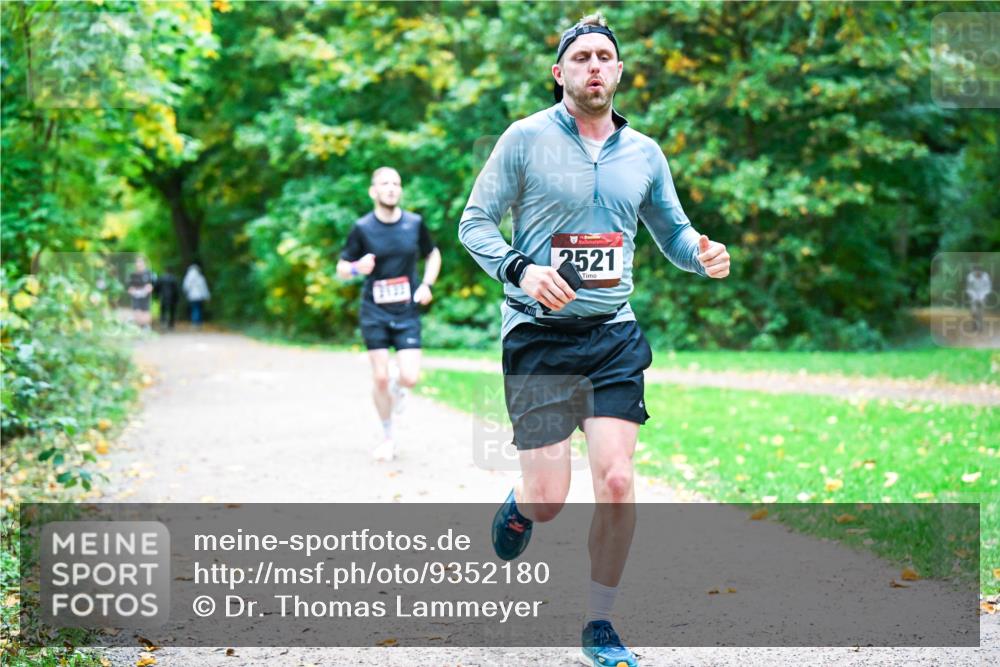 12.10.2025 - Bramfelder Halbmarathon 2025 Dr. Thomas Lammeyer http://msf.ph/oto/9352180 12.10.2025 10:42:30 Laufen 2521 meine-sportfotos.de
