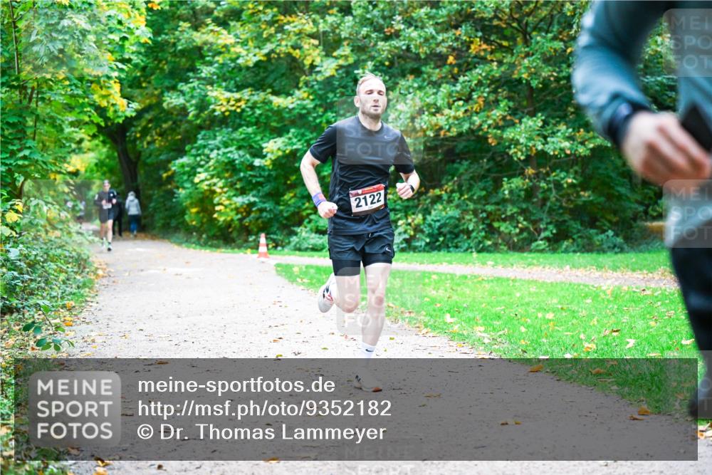 12.10.2025 - Bramfelder Halbmarathon 2025 Dr. Thomas Lammeyer http://msf.ph/oto/9352182 12.10.2025 10:42:31 Laufen 2122 meine-sportfotos.de