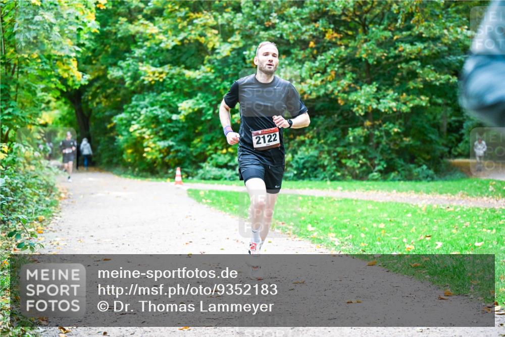 12.10.2025 - Bramfelder Halbmarathon 2025 Dr. Thomas Lammeyer http://msf.ph/oto/9352183 12.10.2025 10:42:31 Laufen 2122 meine-sportfotos.de