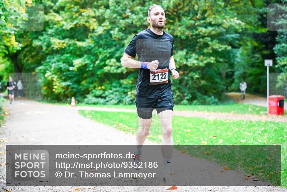 12.10.2025 - Bramfelder Halbmarathon 2025 Dr. Thomas Lammeyer http://msf.ph/oto/9352186 12.10.2025 10:42:32 Laufen 2122 meine-sportfotos.de