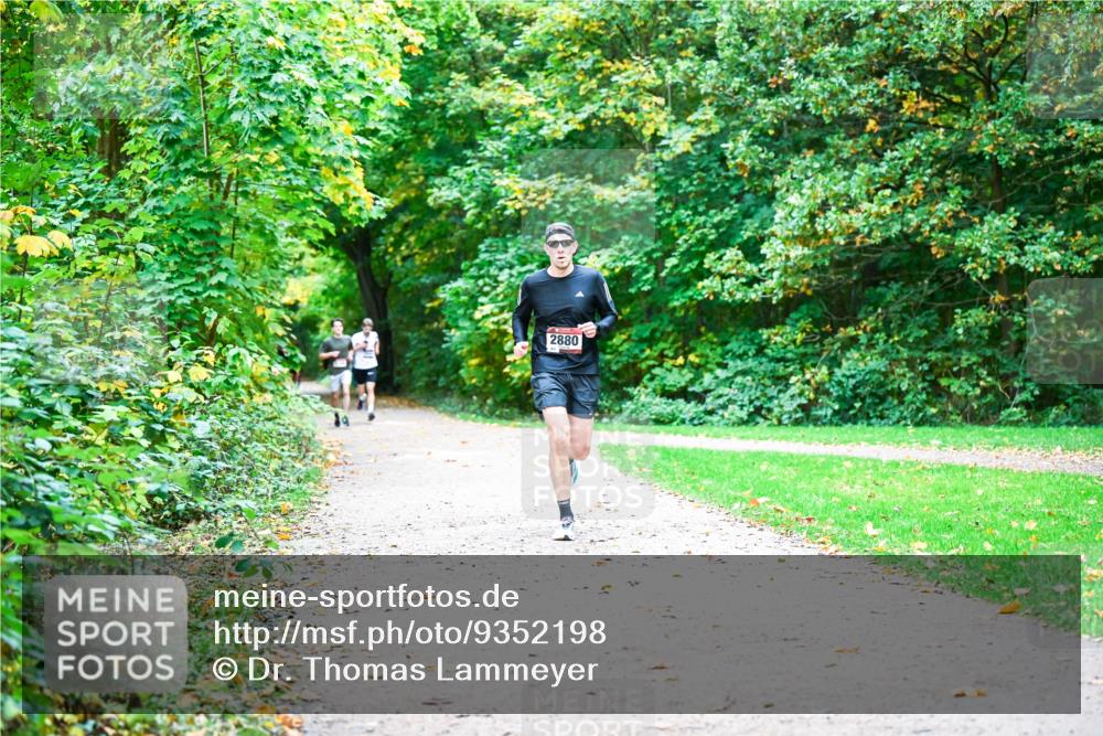 12.10.2025 - Bramfelder Halbmarathon 2025 Dr. Thomas Lammeyer http://msf.ph/oto/9352198 12.10.2025 10:42:39 Laufen 2880 meine-sportfotos.de