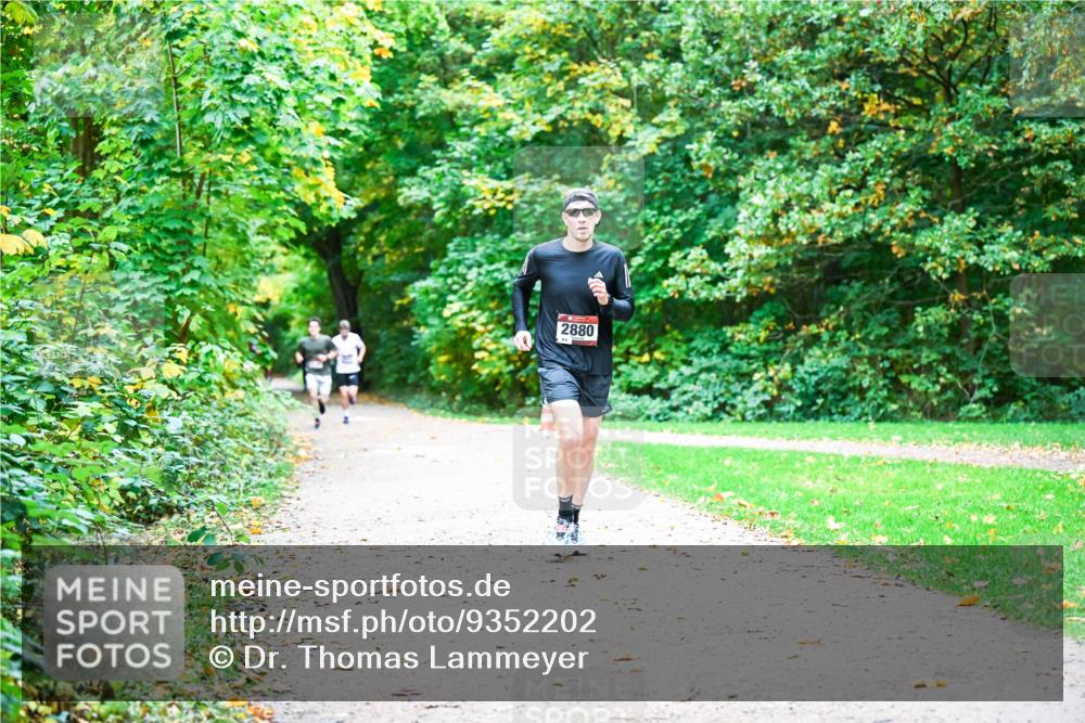 12.10.2025 - Bramfelder Halbmarathon 2025 Dr. Thomas Lammeyer http://msf.ph/oto/9352202 12.10.2025 10:42:39 Laufen 2880 meine-sportfotos.de