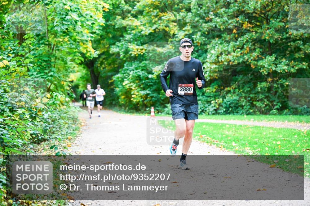 12.10.2025 - Bramfelder Halbmarathon 2025 Dr. Thomas Lammeyer http://msf.ph/oto/9352207 12.10.2025 10:42:40 Laufen 2880 meine-sportfotos.de
