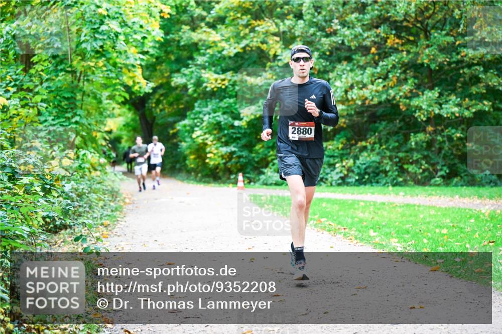 12.10.2025 - Bramfelder Halbmarathon 2025 Dr. Thomas Lammeyer http://msf.ph/oto/9352208 12.10.2025 10:42:40 Laufen 2880 meine-sportfotos.de