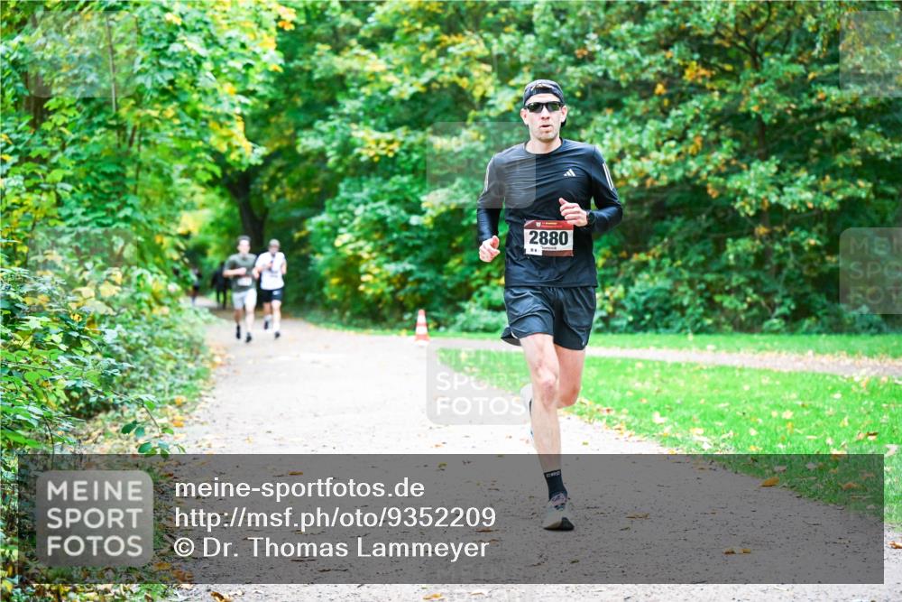 12.10.2025 - Bramfelder Halbmarathon 2025 Dr. Thomas Lammeyer http://msf.ph/oto/9352209 12.10.2025 10:42:40 Laufen 2880, 88 meine-sportfotos.de