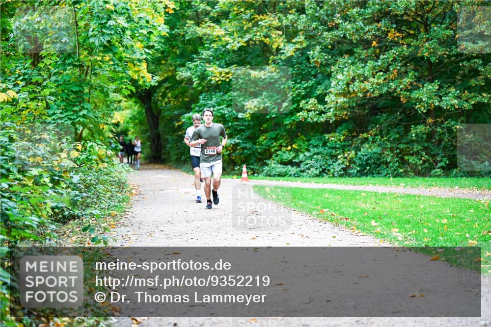 12.10.2025 - Bramfelder Halbmarathon 2025 Dr. Thomas Lammeyer http://msf.ph/oto/9352219 12.10.2025 10:42:43 Laufen 2148 meine-sportfotos.de