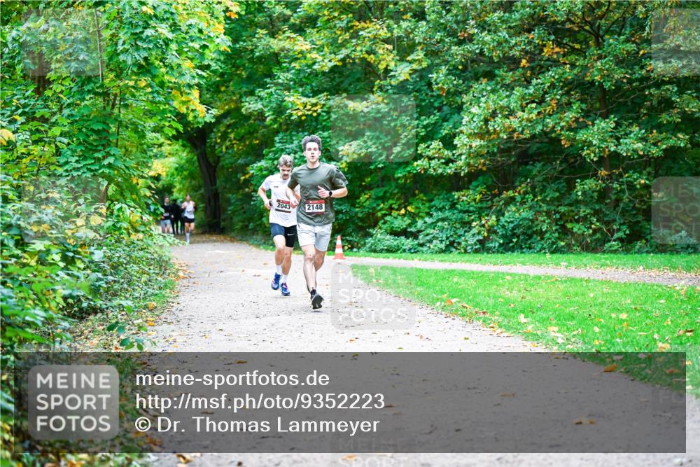 12.10.2025 - Bramfelder Halbmarathon 2025 Dr. Thomas Lammeyer http://msf.ph/oto/9352223 12.10.2025 10:42:44 Laufen 2043, 2148 meine-sportfotos.de