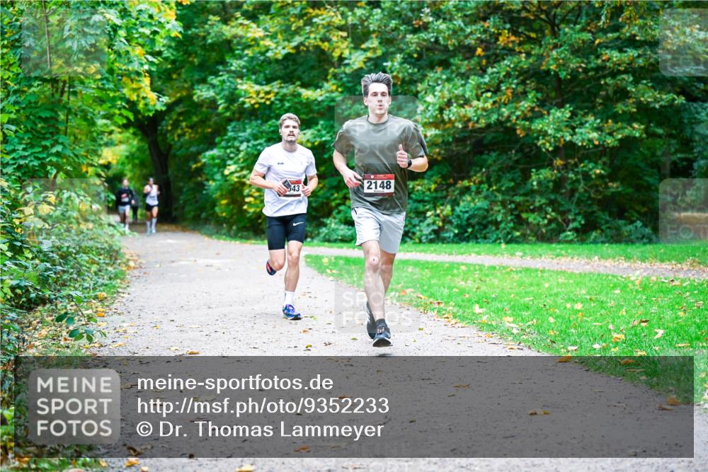 12.10.2025 - Bramfelder Halbmarathon 2025 Dr. Thomas Lammeyer http://msf.ph/oto/9352233 12.10.2025 10:42:45 Laufen 43, 2148 meine-sportfotos.de
