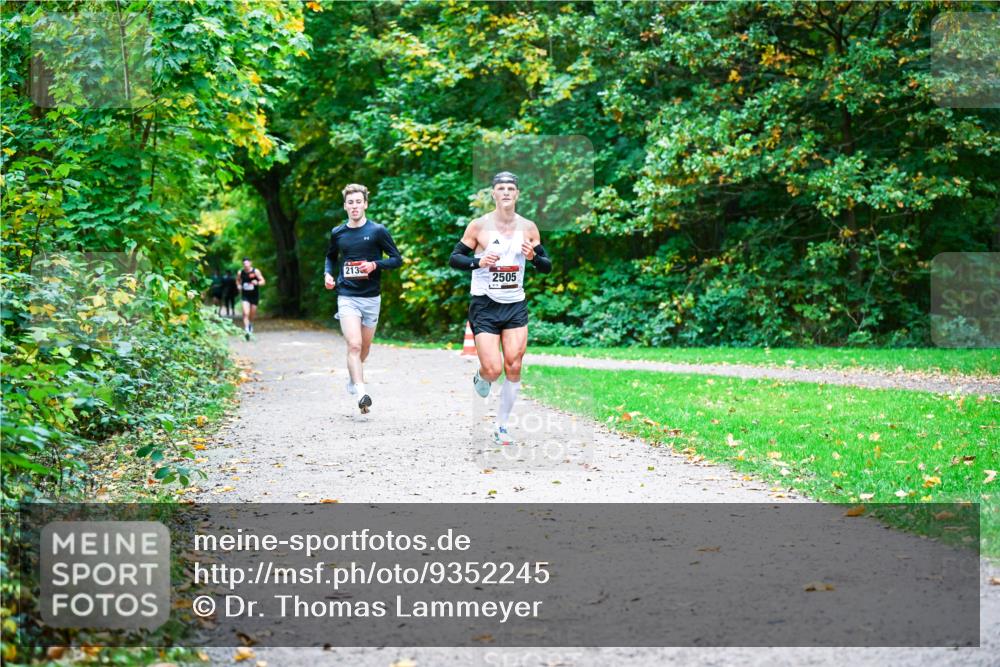 12.10.2025 - Bramfelder Halbmarathon 2025 Dr. Thomas Lammeyer http://msf.ph/oto/9352245 12.10.2025 10:42:52 Laufen 213, 2505 meine-sportfotos.de