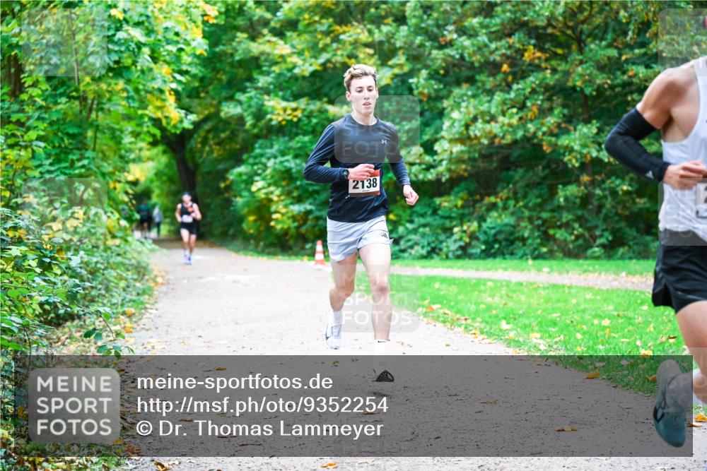 12.10.2025 - Bramfelder Halbmarathon 2025 Dr. Thomas Lammeyer http://msf.ph/oto/9352254 12.10.2025 10:42:54 Laufen 2138 meine-sportfotos.de