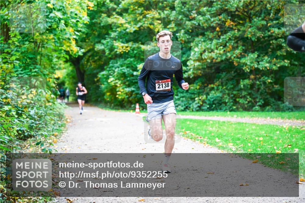 12.10.2025 - Bramfelder Halbmarathon 2025 Dr. Thomas Lammeyer http://msf.ph/oto/9352255 12.10.2025 10:42:54 Laufen 2138 meine-sportfotos.de