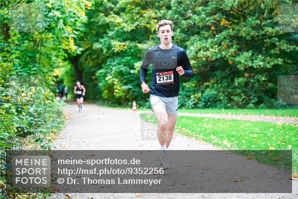12.10.2025 - Bramfelder Halbmarathon 2025 Dr. Thomas Lammeyer http://msf.ph/oto/9352256 12.10.2025 10:42:54 Laufen 2138 meine-sportfotos.de