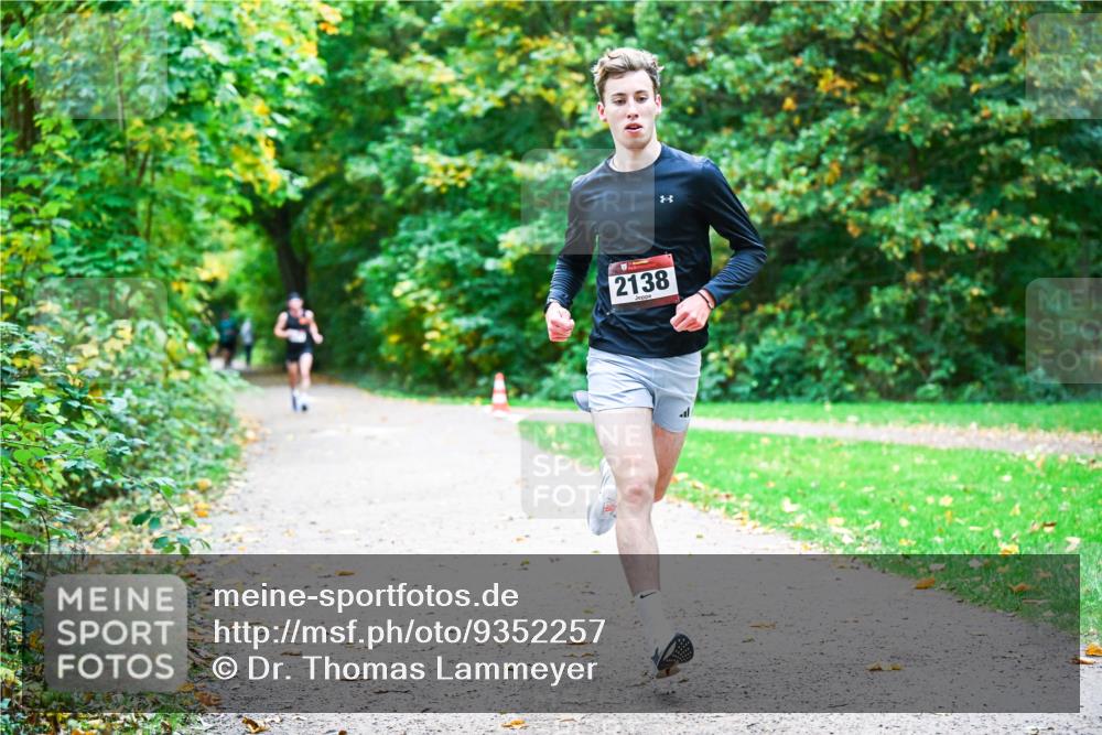 12.10.2025 - Bramfelder Halbmarathon 2025 Dr. Thomas Lammeyer http://msf.ph/oto/9352257 12.10.2025 10:42:55 Laufen 2138 meine-sportfotos.de