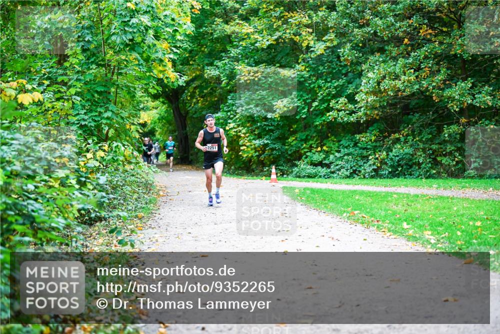 12.10.2025 - Bramfelder Halbmarathon 2025 Dr. Thomas Lammeyer http://msf.ph/oto/9352265 12.10.2025 10:42:58 Laufen 2251 meine-sportfotos.de