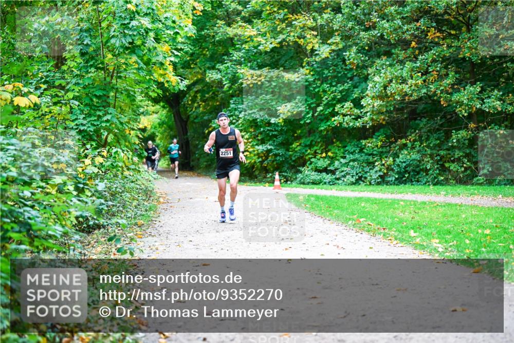 12.10.2025 - Bramfelder Halbmarathon 2025 Dr. Thomas Lammeyer http://msf.ph/oto/9352270 12.10.2025 10:42:59 Laufen 2251 meine-sportfotos.de