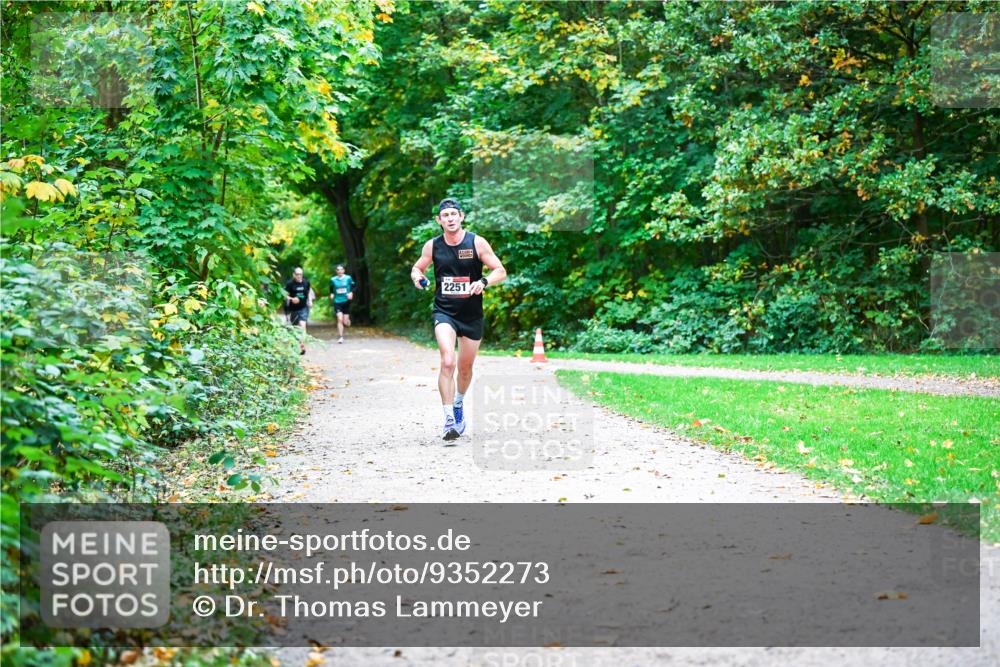 12.10.2025 - Bramfelder Halbmarathon 2025 Dr. Thomas Lammeyer http://msf.ph/oto/9352273 12.10.2025 10:42:59 Laufen 2251 meine-sportfotos.de