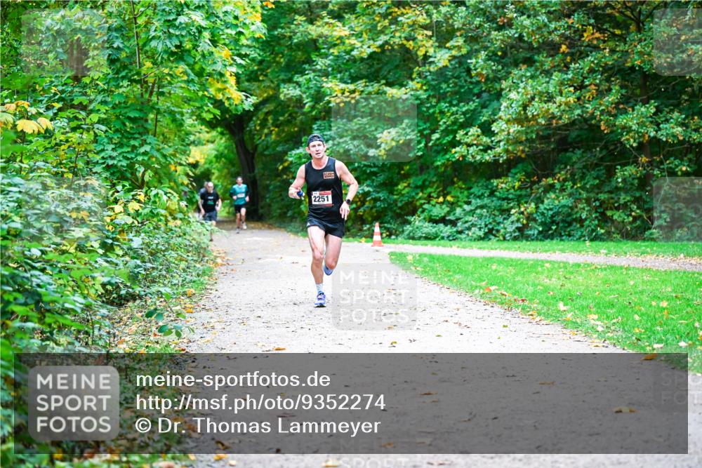 12.10.2025 - Bramfelder Halbmarathon 2025 Dr. Thomas Lammeyer http://msf.ph/oto/9352274 12.10.2025 10:42:59 Laufen 2251 meine-sportfotos.de