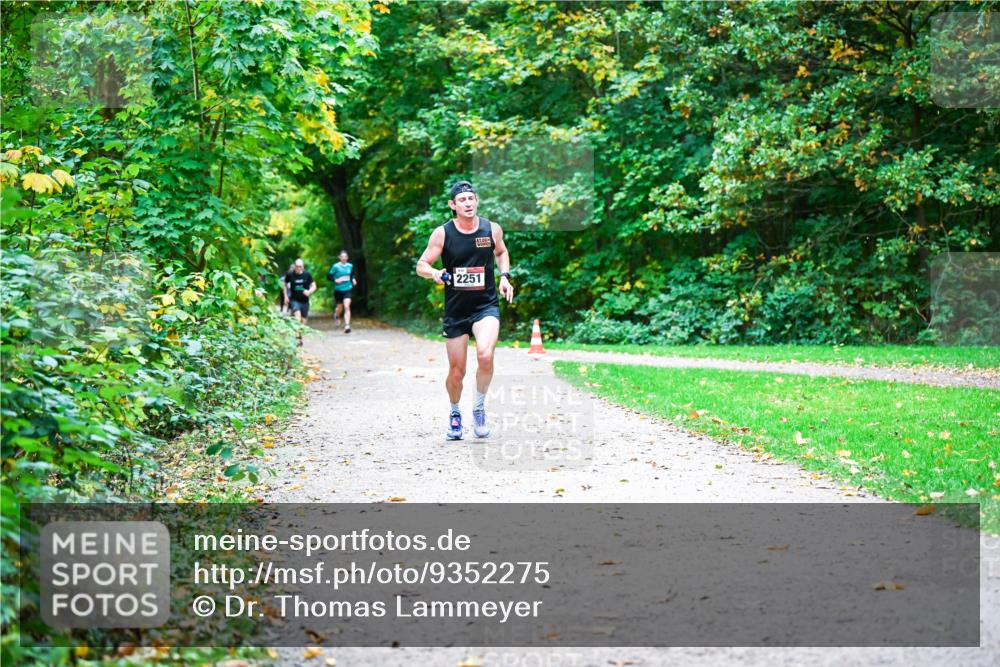 12.10.2025 - Bramfelder Halbmarathon 2025 Dr. Thomas Lammeyer http://msf.ph/oto/9352275 12.10.2025 10:42:59 Laufen 2251 meine-sportfotos.de