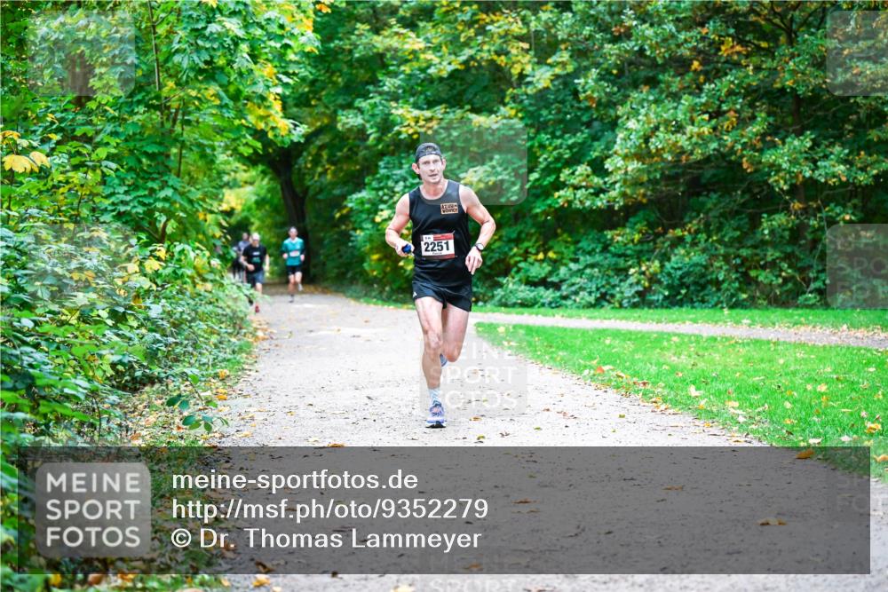 12.10.2025 - Bramfelder Halbmarathon 2025 Dr. Thomas Lammeyer http://msf.ph/oto/9352279 12.10.2025 10:43:00 Laufen 2251 meine-sportfotos.de