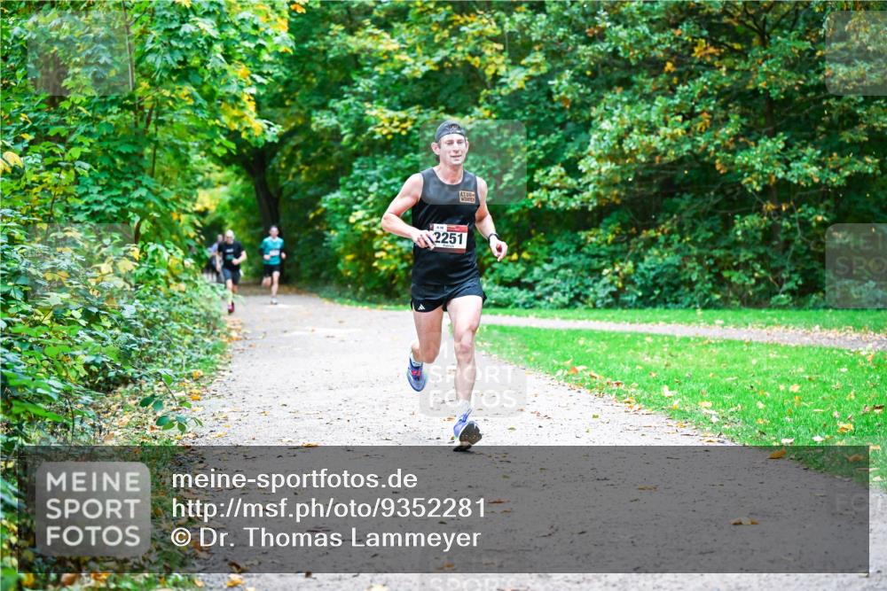12.10.2025 - Bramfelder Halbmarathon 2025 Dr. Thomas Lammeyer http://msf.ph/oto/9352281 12.10.2025 10:43:00 Laufen 2251 meine-sportfotos.de