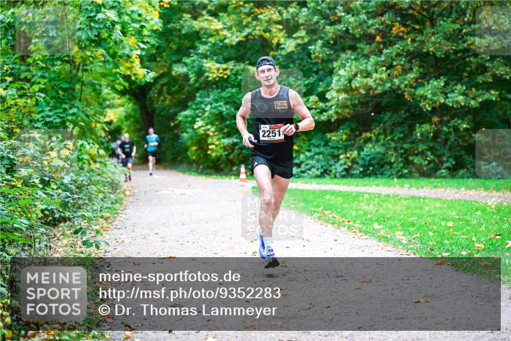 12.10.2025 - Bramfelder Halbmarathon 2025 Dr. Thomas Lammeyer http://msf.ph/oto/9352283 12.10.2025 10:43:00 Laufen 896, 2251 meine-sportfotos.de
