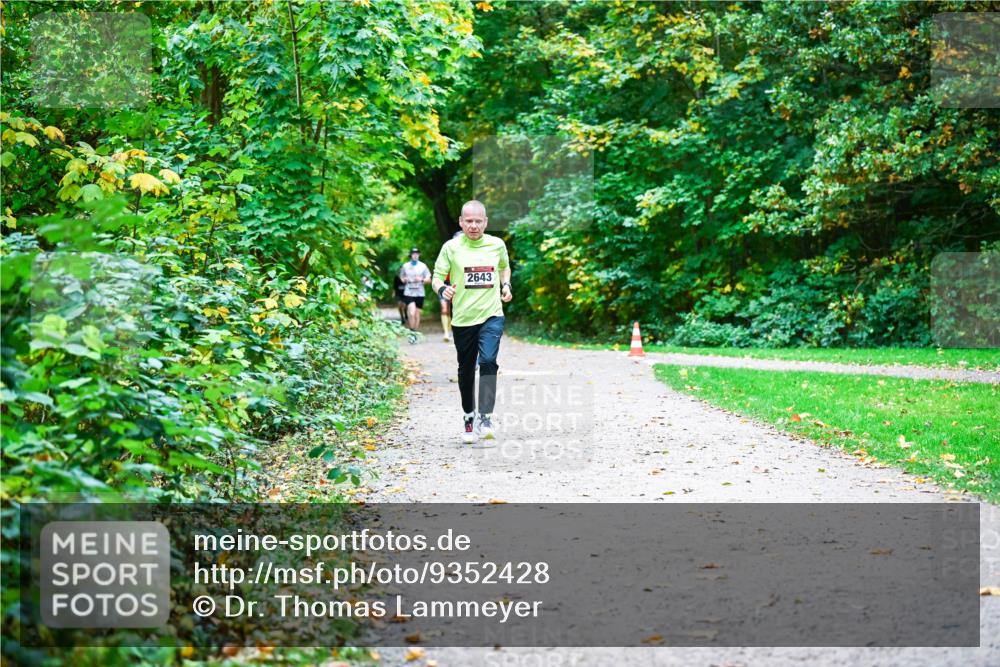 12.10.2025 - Bramfelder Halbmarathon 2025 Dr. Thomas Lammeyer http://msf.ph/oto/9352428 12.10.2025 10:43:39 Laufen 2643 meine-sportfotos.de