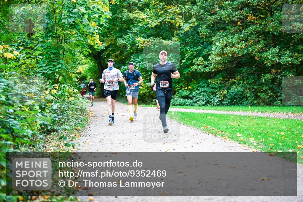 12.10.2025 - Bramfelder Halbmarathon 2025 Dr. Thomas Lammeyer http://msf.ph/oto/9352469 12.10.2025 10:43:46 Laufen 2434, 2832, 2507 meine-sportfotos.de