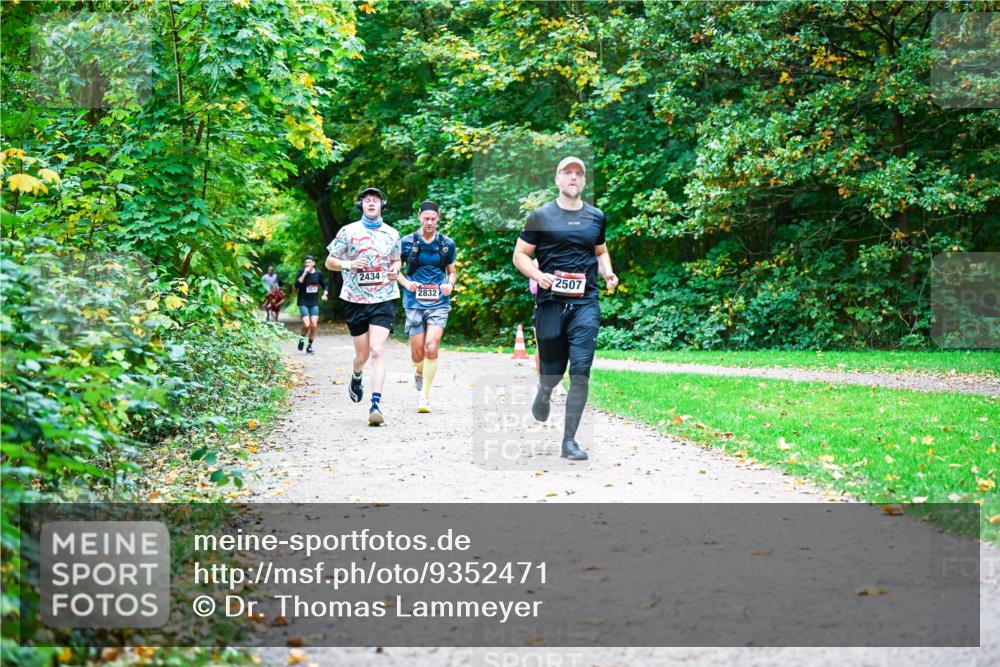 12.10.2025 - Bramfelder Halbmarathon 2025 Dr. Thomas Lammeyer http://msf.ph/oto/9352471 12.10.2025 10:43:46 Laufen 2434, 2832, 2507 meine-sportfotos.de