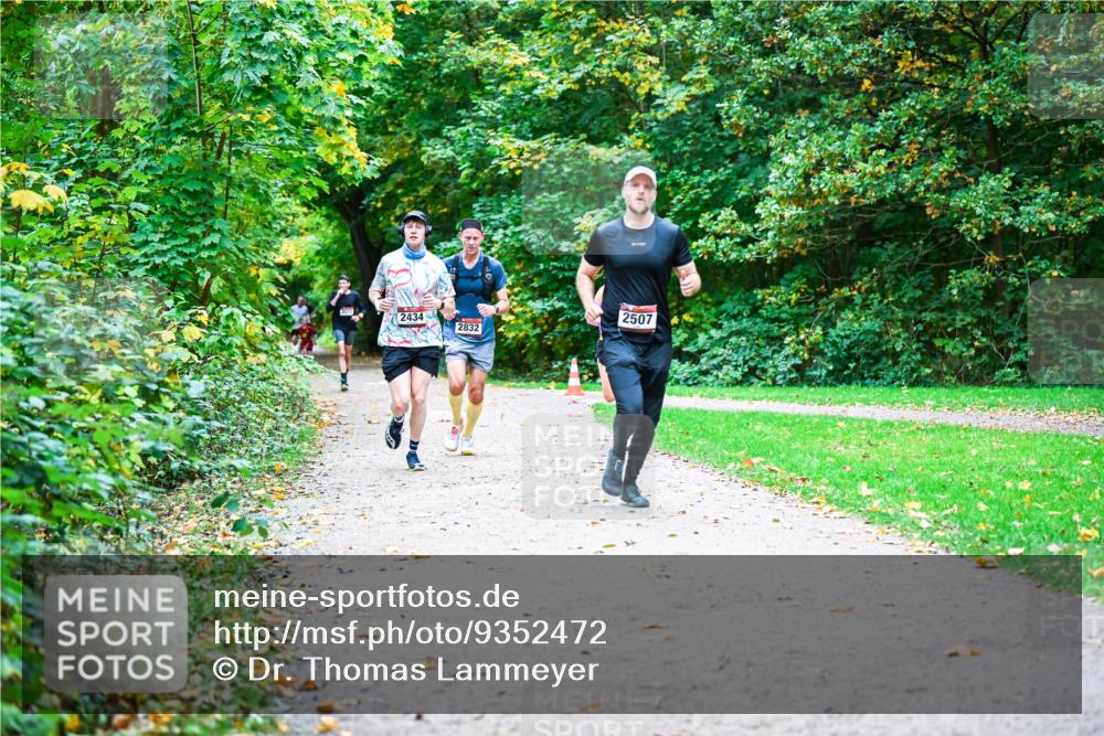12.10.2025 - Bramfelder Halbmarathon 2025 Dr. Thomas Lammeyer http://msf.ph/oto/9352472 12.10.2025 10:43:47 Laufen 2434, 2832, 2507 meine-sportfotos.de