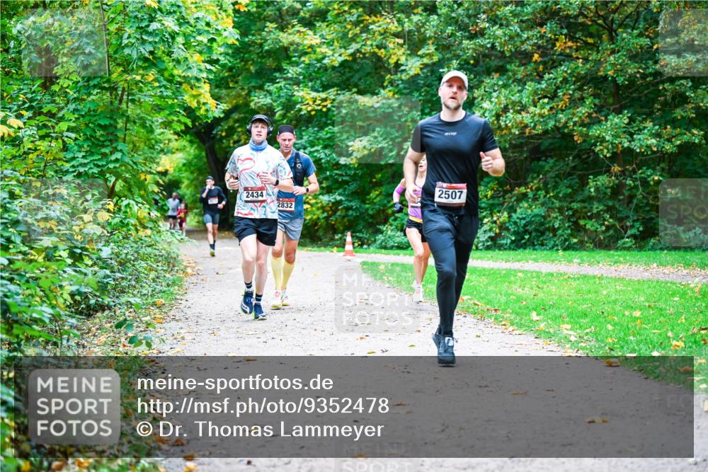 12.10.2025 - Bramfelder Halbmarathon 2025 Dr. Thomas Lammeyer http://msf.ph/oto/9352478 12.10.2025 10:43:47 Laufen 2434, 2832, 2507 meine-sportfotos.de