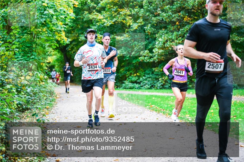 12.10.2025 - Bramfelder Halbmarathon 2025 Dr. Thomas Lammeyer http://msf.ph/oto/9352485 12.10.2025 10:43:49 Laufen 2434, 2832, 2641, 2507 meine-sportfotos.de