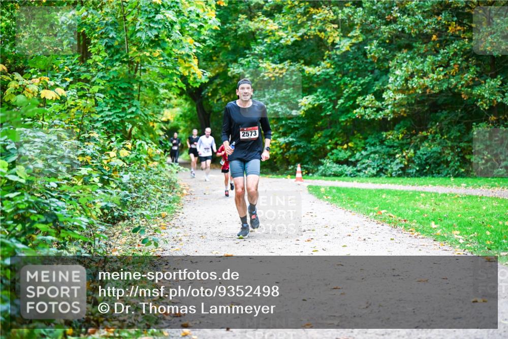 12.10.2025 - Bramfelder Halbmarathon 2025 Dr. Thomas Lammeyer http://msf.ph/oto/9352498 12.10.2025 10:43:54 Laufen 2573 meine-sportfotos.de