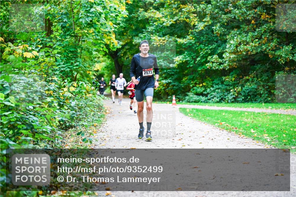12.10.2025 - Bramfelder Halbmarathon 2025 Dr. Thomas Lammeyer http://msf.ph/oto/9352499 12.10.2025 10:43:54 Laufen 2573 meine-sportfotos.de