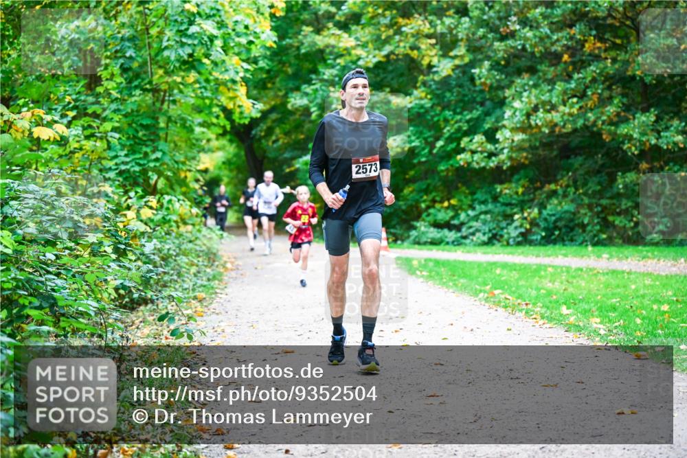 12.10.2025 - Bramfelder Halbmarathon 2025 Dr. Thomas Lammeyer http://msf.ph/oto/9352504 12.10.2025 10:43:55 Laufen 2573 meine-sportfotos.de
