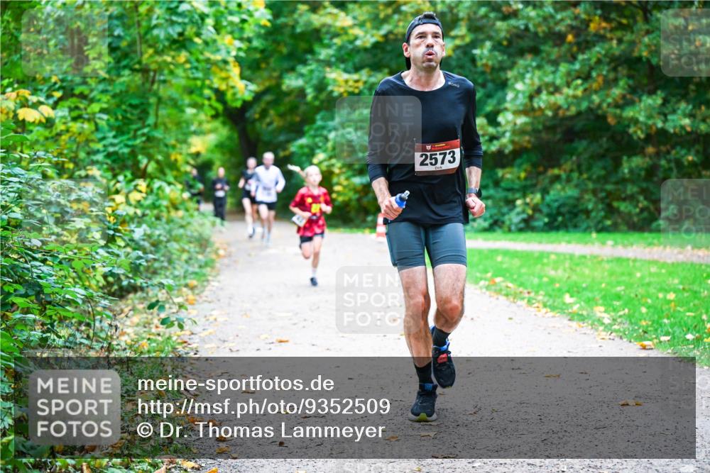 12.10.2025 - Bramfelder Halbmarathon 2025 Dr. Thomas Lammeyer http://msf.ph/oto/9352509 12.10.2025 10:43:55 Laufen 2573 meine-sportfotos.de