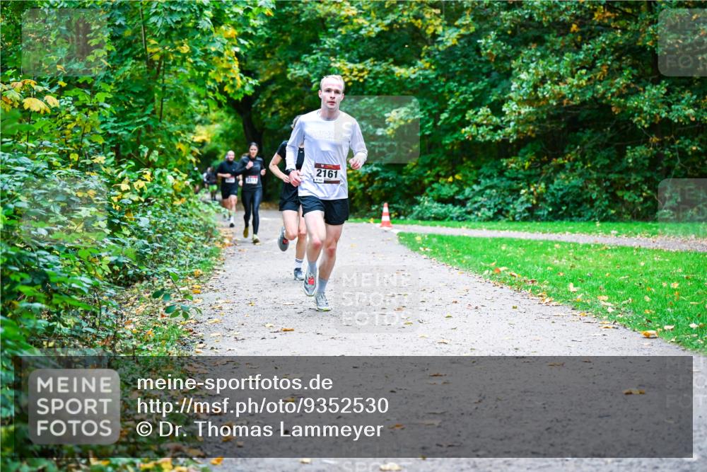 12.10.2025 - Bramfelder Halbmarathon 2025 Dr. Thomas Lammeyer http://msf.ph/oto/9352530 12.10.2025 10:43:59 Laufen 2511, 2161, 143 meine-sportfotos.de