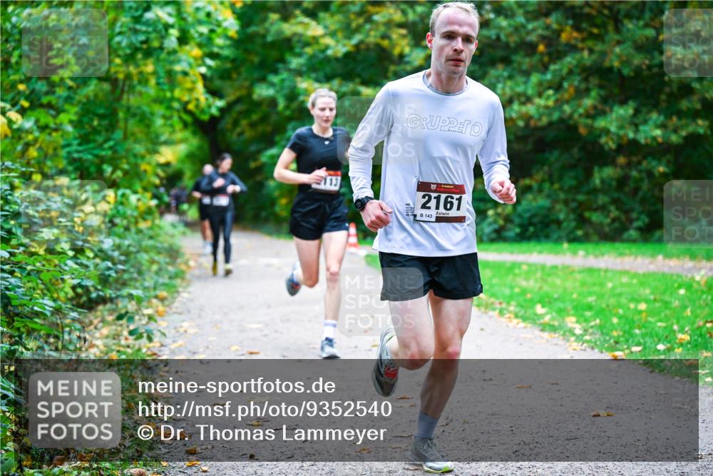 12.10.2025 - Bramfelder Halbmarathon 2025 Dr. Thomas Lammeyer http://msf.ph/oto/9352540 12.10.2025 10:44:01 Laufen 113, 2161, 143 meine-sportfotos.de