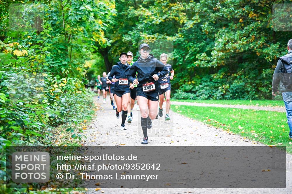 12.10.2025 - Bramfelder Halbmarathon 2025 Dr. Thomas Lammeyer http://msf.ph/oto/9352642 12.10.2025 10:44:21 Laufen 2438, 2897, 2184 meine-sportfotos.de
