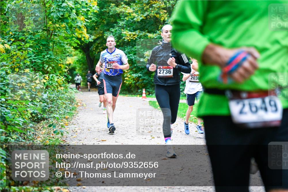 12.10.2025 - Bramfelder Halbmarathon 2025 Dr. Thomas Lammeyer http://msf.ph/oto/9352656 12.10.2025 10:44:25 Laufen 253, 2736, 2036, 2649 meine-sportfotos.de