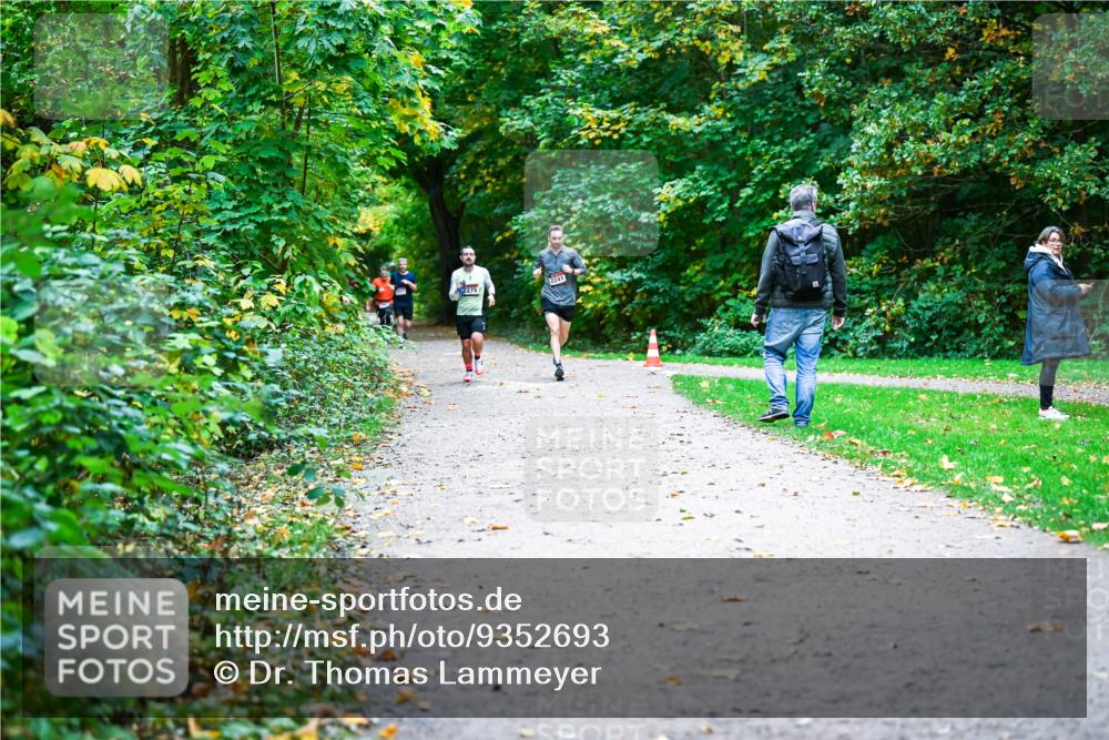 12.10.2025 - Bramfelder Halbmarathon 2025 Dr. Thomas Lammeyer http://msf.ph/oto/9352693 12.10.2025 10:44:31 Laufen 2275, 2241 meine-sportfotos.de