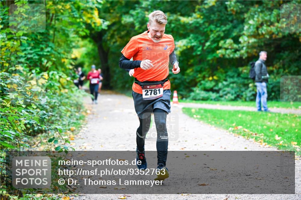 12.10.2025 - Bramfelder Halbmarathon 2025 Dr. Thomas Lammeyer http://msf.ph/oto/9352763 12.10.2025 10:44:45 Laufen 2781 meine-sportfotos.de