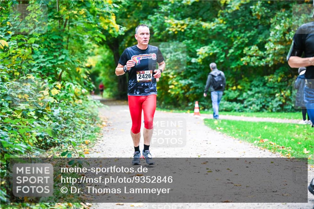 12.10.2025 - Bramfelder Halbmarathon 2025 Dr. Thomas Lammeyer http://msf.ph/oto/9352846 12.10.2025 10:45:03 Laufen 2426 meine-sportfotos.de