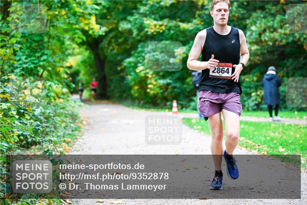 12.10.2025 - Bramfelder Halbmarathon 2025 Dr. Thomas Lammeyer http://msf.ph/oto/9352878 12.10.2025 10:45:08 Laufen 2864 meine-sportfotos.de