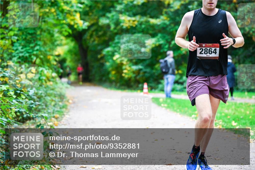 12.10.2025 - Bramfelder Halbmarathon 2025 Dr. Thomas Lammeyer http://msf.ph/oto/9352881 12.10.2025 10:45:08 Laufen 34, 2864 meine-sportfotos.de