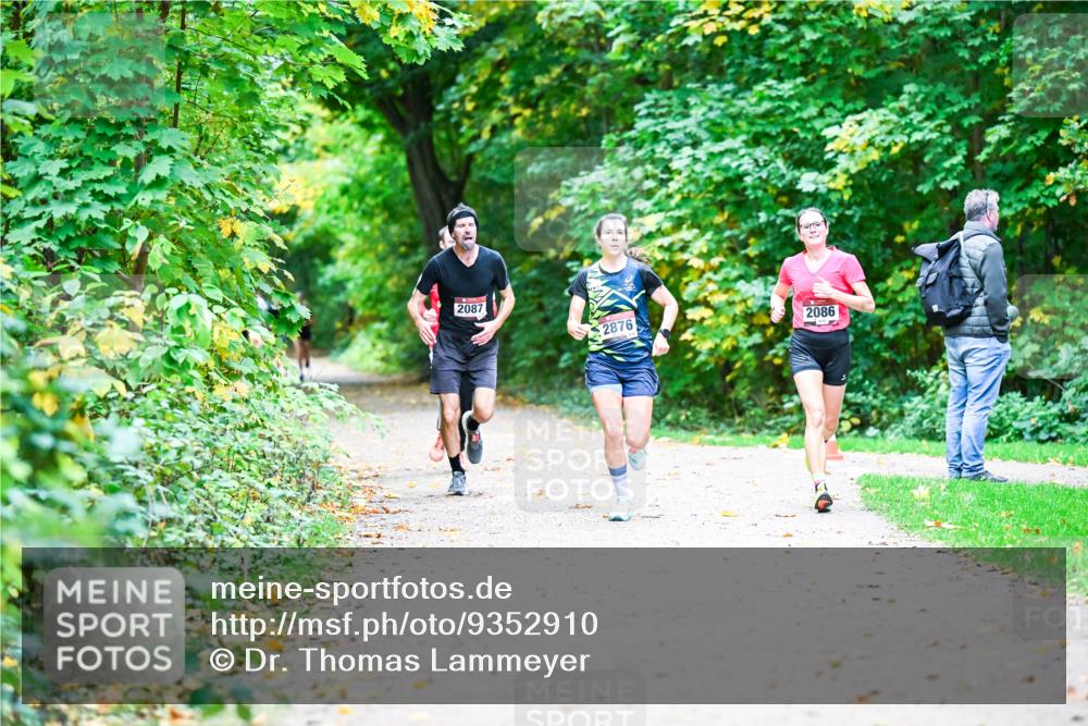 12.10.2025 - Bramfelder Halbmarathon 2025 Dr. Thomas Lammeyer http://msf.ph/oto/9352910 12.10.2025 10:45:17 Laufen 2087, 2876, 2086 meine-sportfotos.de