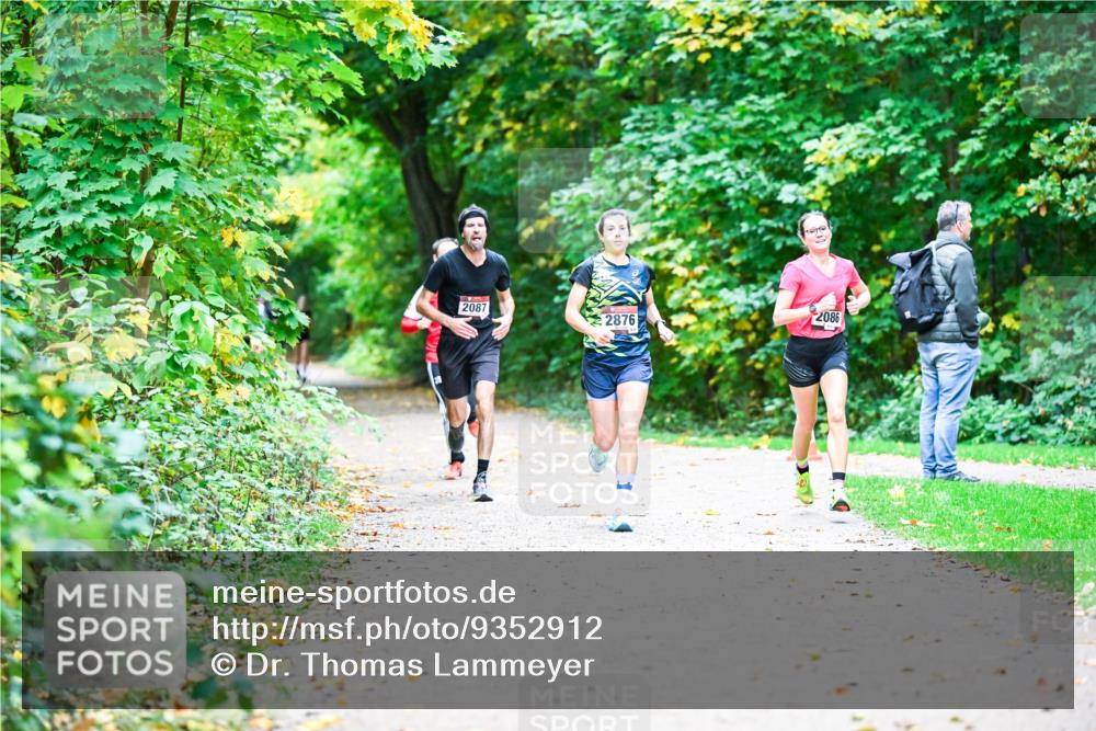 12.10.2025 - Bramfelder Halbmarathon 2025 Dr. Thomas Lammeyer http://msf.ph/oto/9352912 12.10.2025 10:45:17 Laufen 2087, 2876, 2086 meine-sportfotos.de